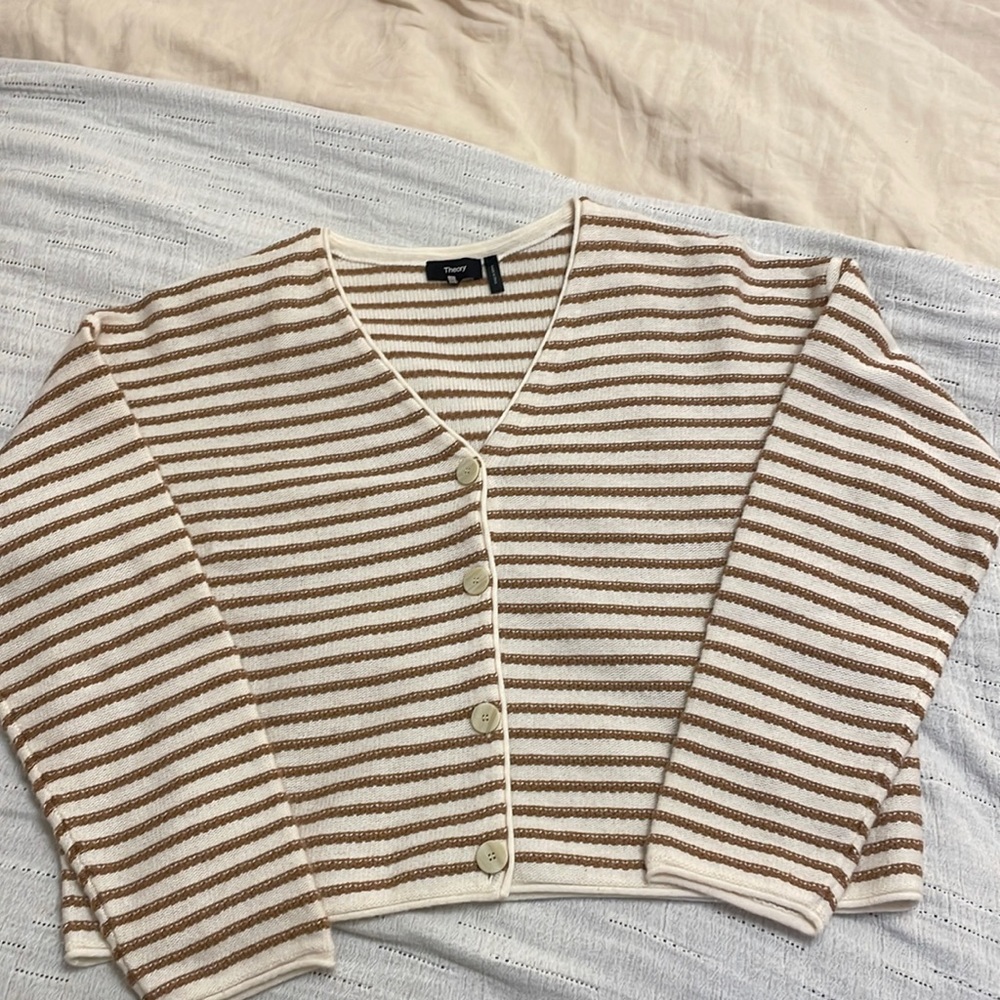 100% cashmere Theory sweater. Slightly cropped. Excellent condition!